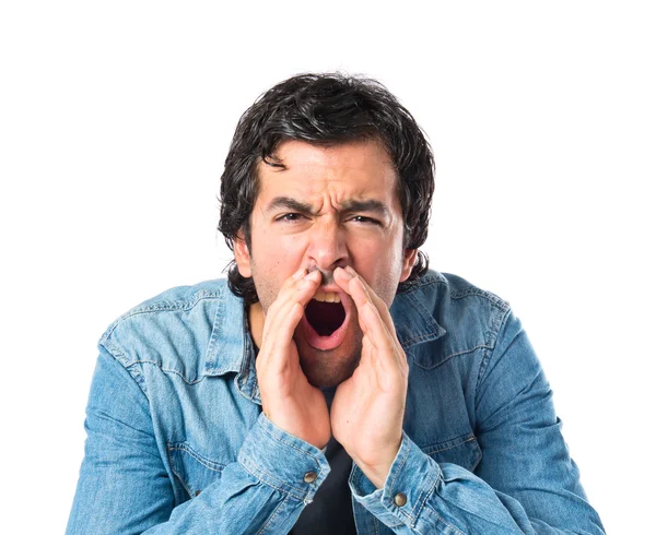 Hombre gritando sobre fondo blanco aislado — Foto de Stock