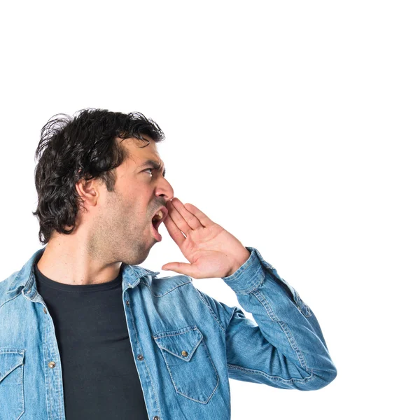 Hombre gritando sobre fondo blanco aislado — Foto de Stock