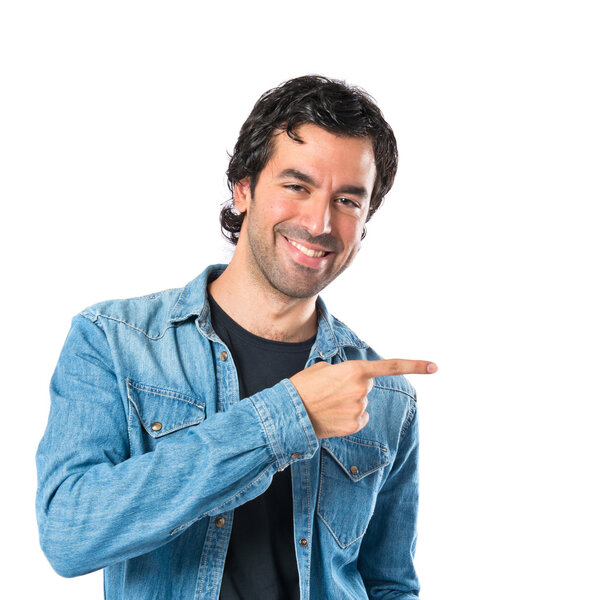 Человек, указывающий боком на белом фоне
