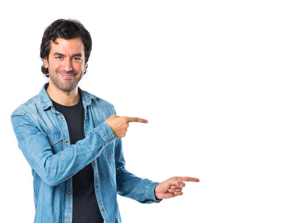 Человек, указывающий боком на белом фоне
