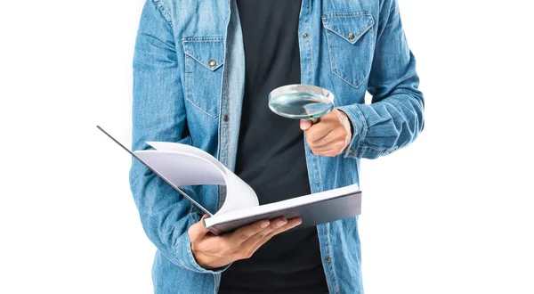 Homem lendo um livro sobre fundo branco — Fotografia de Stock