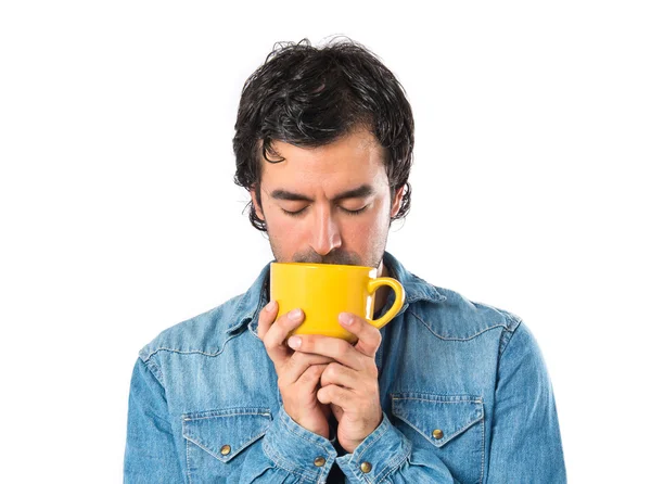 Muž pití kávy na bílém pozadí — Stock fotografie