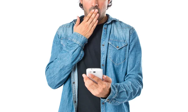 Hombre sorprendido hablando con móvil sobre fondo blanco —  Fotos de Stock