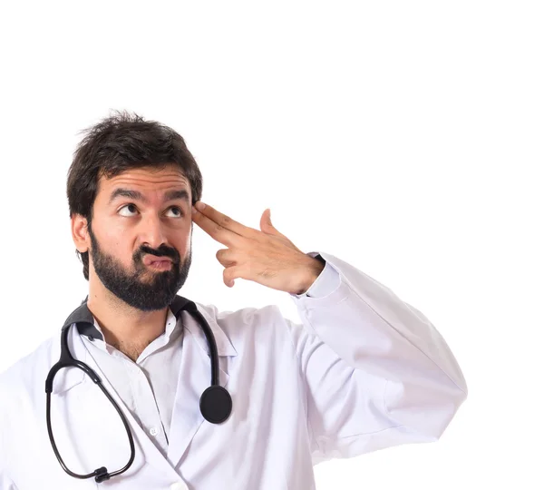 Médico fazendo gesto de suicídio sobre fundo branco — Fotografia de Stock