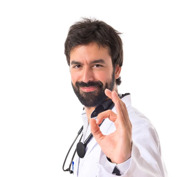 Läkare att göra Ok över vit bakgrund — Stockfoto
