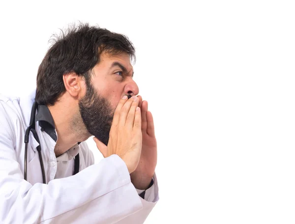 Läkare skrek över isolerade vit bakgrund — Stockfoto