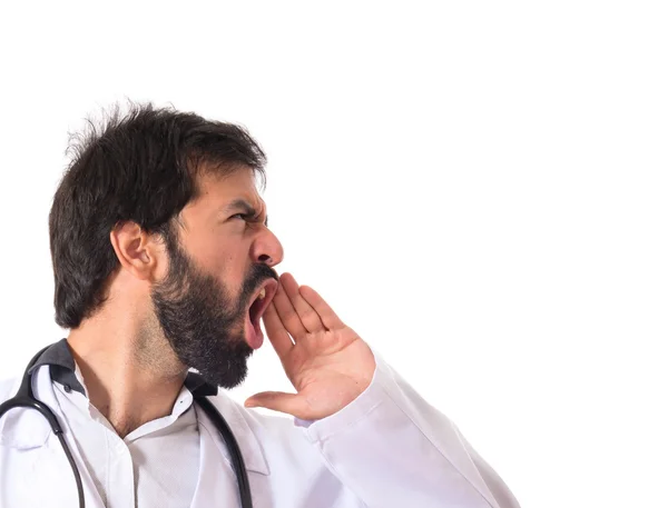 Doctor gritando sobre fondo blanco aislado — Foto de Stock