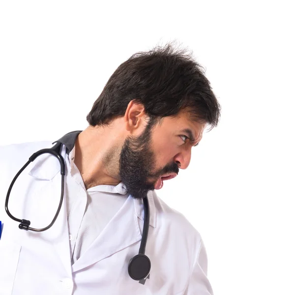 Arzt schreit über isolierten weißen Hintergrund — Stockfoto