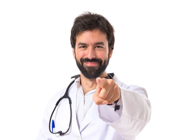 Doctor señalando hacia el frente sobre fondo blanco — Foto de Stock