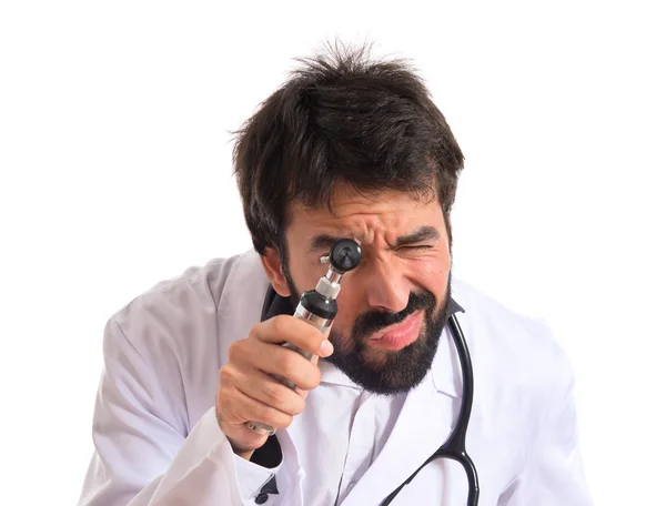 Otorhinolaryngologist with his otoscope over white background — Stock Photo, Image