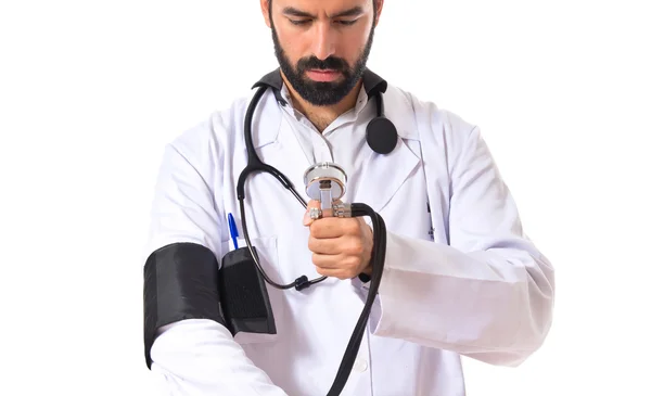 Лікар з монітором артеріального тиску на білому тлі — стокове фото