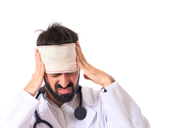 Läkare med huvudvärk över vit bakgrund — Stockfoto