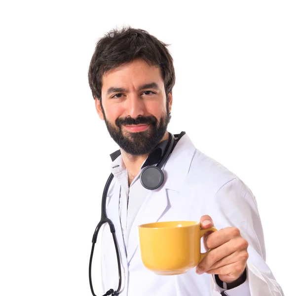 Doctorul ține o ceașcă de cafea pe fundal alb — Fotografie, imagine de stoc