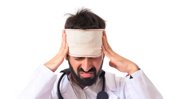 Läkare med huvudvärk över vit bakgrund — Stockfoto