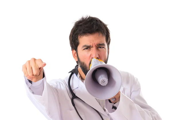 Γιατρός φωνάζοντας πέρα από το απομονωμένο λευκό φόντο — Φωτογραφία Αρχείου