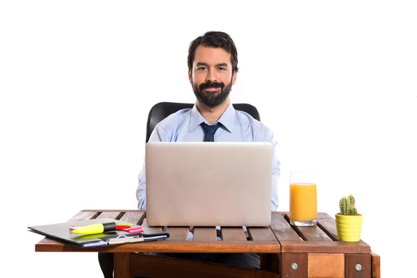 Geschäftsmann arbeitet mit seinem Laptop — Stockfoto