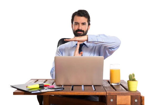 Zakenman in zijn kantoor time-out gebaar maken — Stockfoto