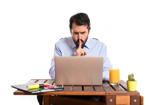 Empresario en su oficina haciendo gesto de silencio — Foto de Stock