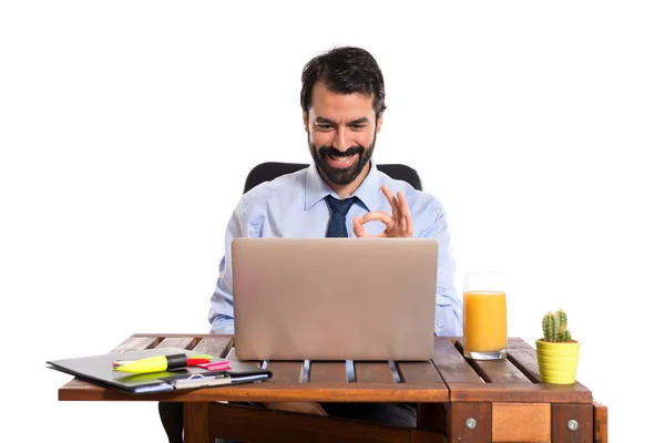 Uomo d'affari nel suo ufficio facendo Ok segno — Foto Stock