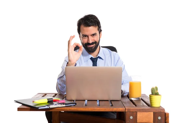 Empresario en su oficina haciendo la señal Ok — Foto de Stock