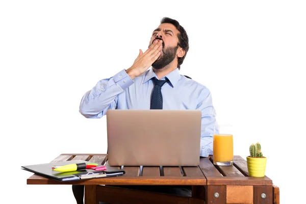 Empresario bostezando en su oficina —  Fotos de Stock