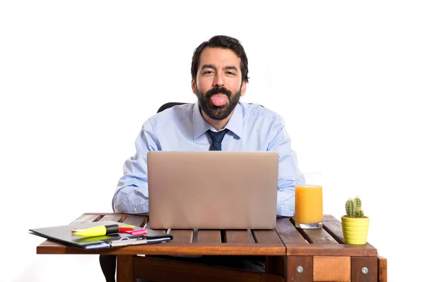 Affärsman i hans kontor gör ett skämt — Stockfoto