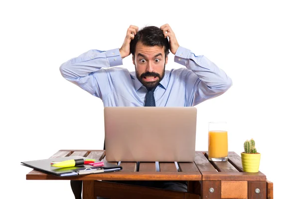 Frustrado hombre de negocios sobre fondo blanco —  Fotos de Stock