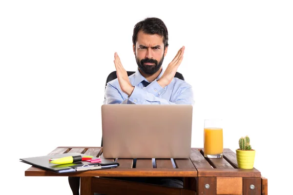 Geschäftsmann in seinem Büro macht Stoppschild — Stockfoto