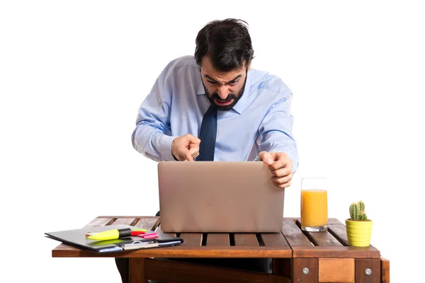 Empresario en su oficina gritando —  Fotos de Stock