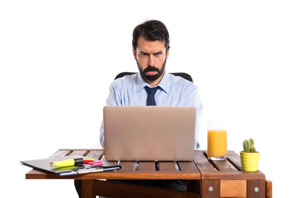 Smutny biznesmen w swoim biurze — Zdjęcie stockowe