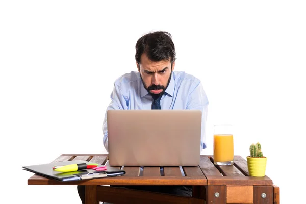 Smutny biznesmen w swoim biurze — Zdjęcie stockowe