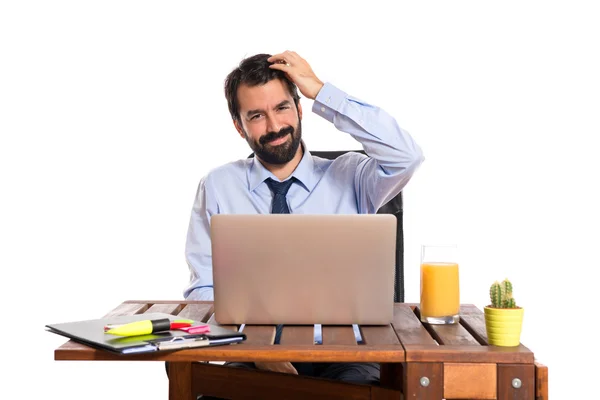 Omul de afaceri care lucrează cu laptopul său — Fotografie, imagine de stoc