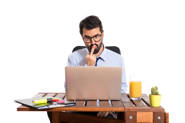 Empresário em seu escritório fazendo gesto chifre — Fotografia de Stock