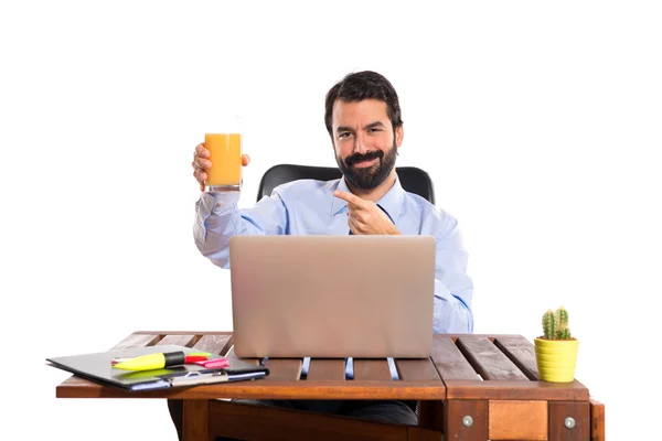 Empresario en su oficina bebiendo jugo de naranja — Foto de Stock