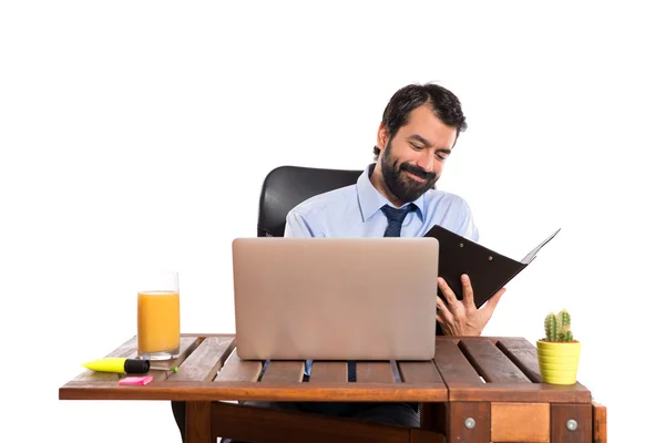 Empresario en su oficina con su carpeta — Foto de Stock