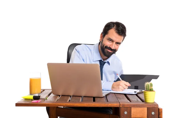 Empresario en su oficina con su carpeta —  Fotos de Stock