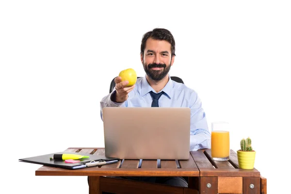 Affärsman i hans kontor håller ett äpple — Stockfoto