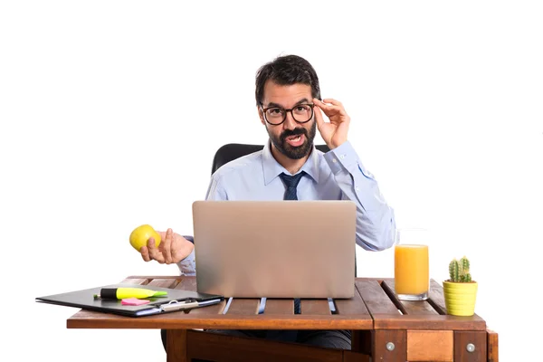 Zakenman in zijn kantoor houden een appel — Stockfoto