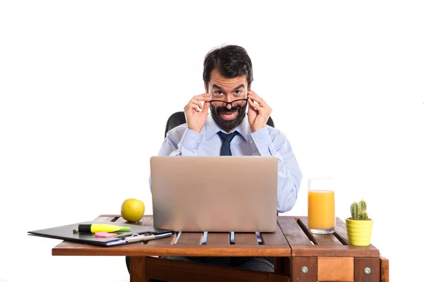 Empresario trabajando con su laptot — Foto de Stock