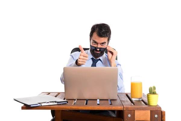 Businessman in his office with sunglasses — Stock Photo, Image