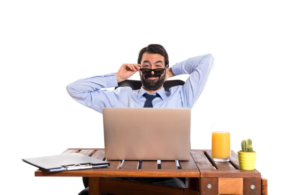 Biznesmen w swoim biurze z okulary — Zdjęcie stockowe