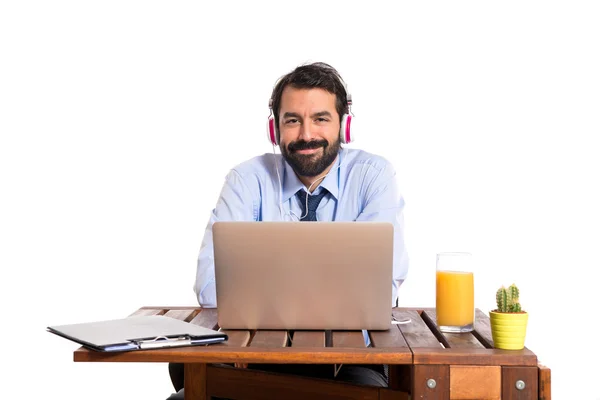 Homme d'affaires dans son bureau écoutant de la musique — Photo