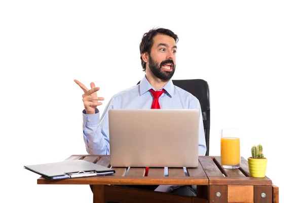 Homme d'affaires dans son bureau — Photo