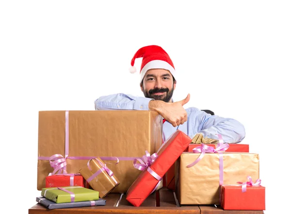 Boże Narodzenie człowieka w jego biurze z kilka prezentów — Zdjęcie stockowe