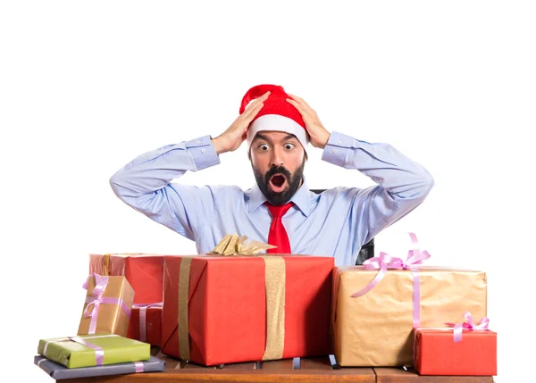 Homme de Noël dans son bureau avec plusieurs cadeaux — Photo