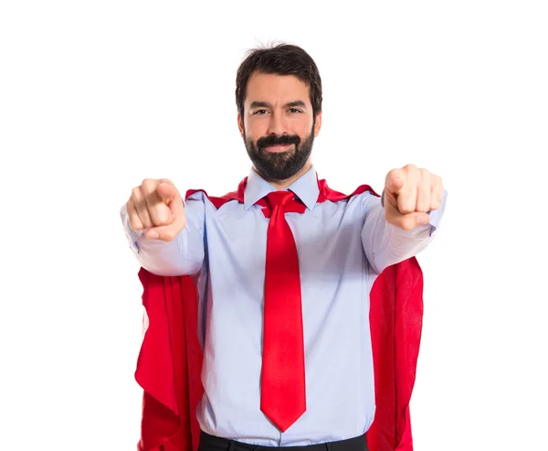 Affärsman klädd som superhjälte pekar på framsidan — Stockfoto