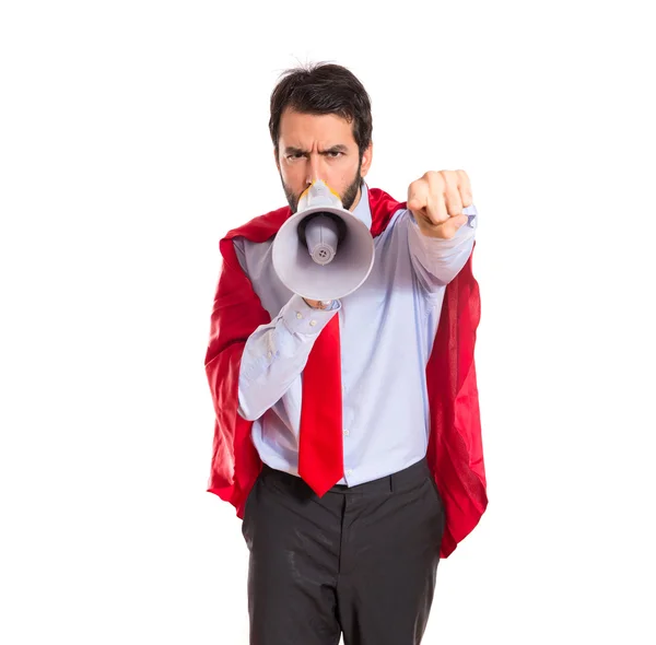 Zakenman gekleed als superheld schreeuwen door megafoon — Stockfoto