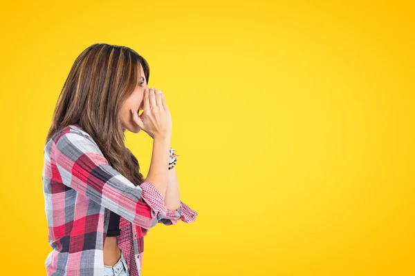 Mädchen schreit über isolierten gelben Hintergrund — Stockfoto
