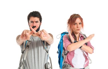 backpacker beyaz arka plan üzerinde kırmızı yapma