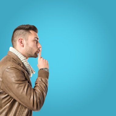 Adam yapma sessizlik jest mavi arka plan üzerinde